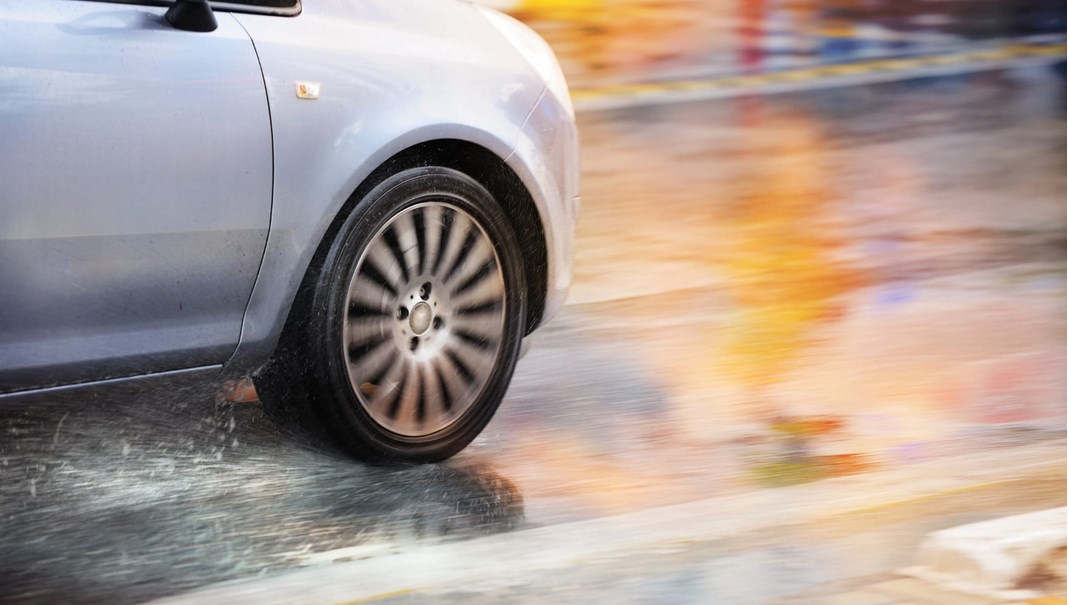 Carro cinzento à chuva