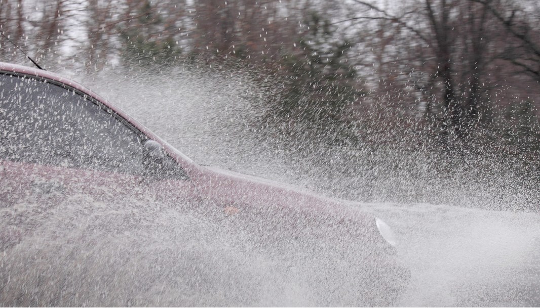Automóveis que sofrem de aquaplanagem