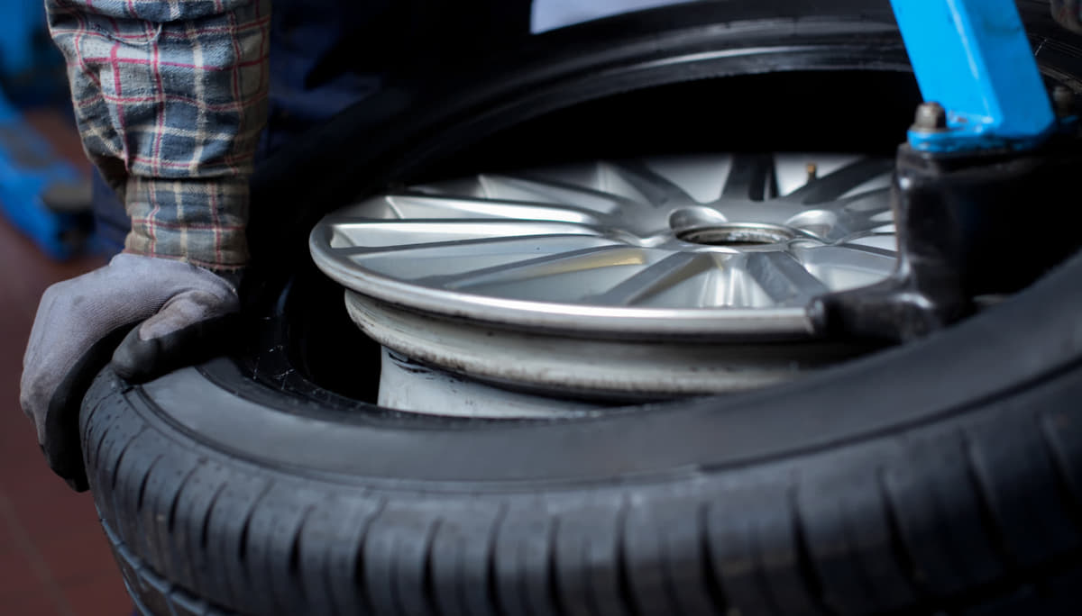 Profissional que muda um pneu